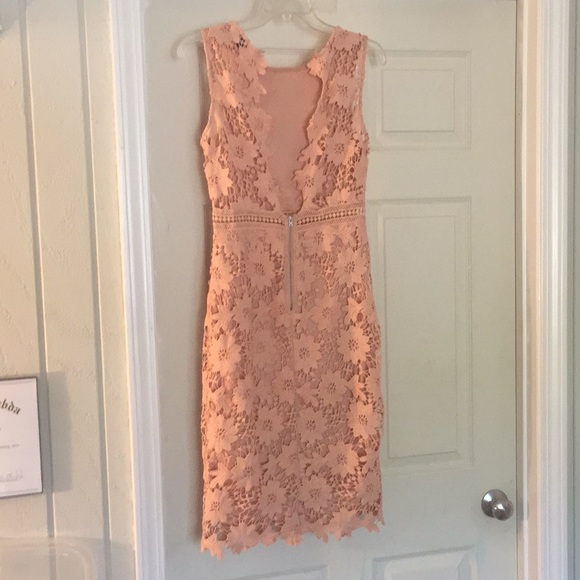 Classy & gorgeous lace dress - Picture 2 of 4